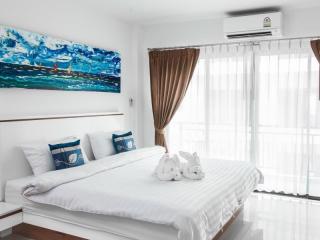 Horizon Patong Beach Resort & Spaと同グレードのホテル1